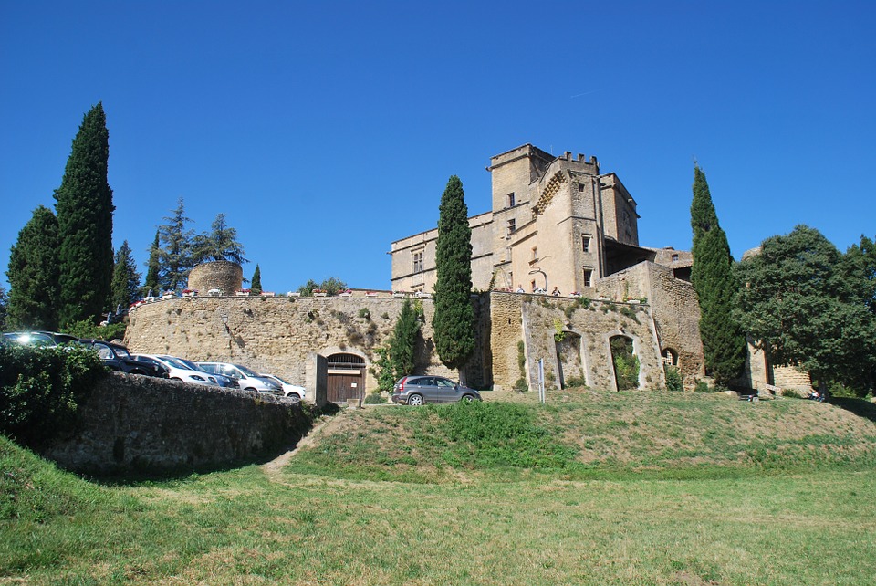 Les Châteaux