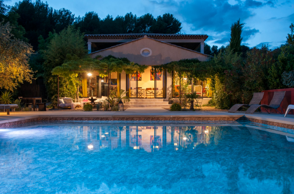 La Bastide Dou Pastre, Mérindol. Location avec sa piscine originale pour 12 personnes