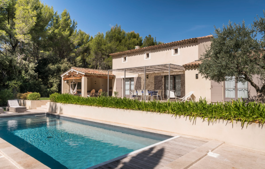 La Bastide Blanche, Lourmarin. Location avec sa belle piscine pour 10 personnes 